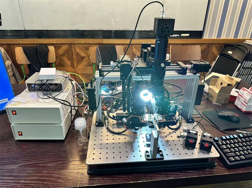 Étapes d'alignement des fibres lors des tests de modules émetteurs-récepteurs optiques